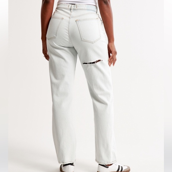 NWT Abercrombie Curve Love Mid Rise Baggy Jean 🤍 - Picture 3 of 6